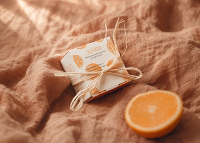California bagnodoccia solido 2 in 1 agli agrumi Ethical Grace, packaging su lino con arancia