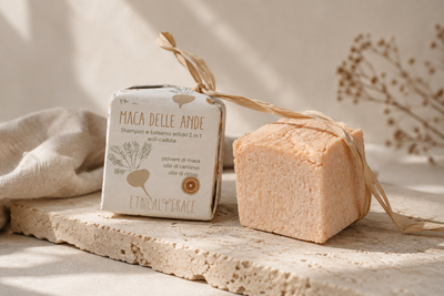 Maca delle Ande shampoo solido rinforzante 2 in 1 per capelli deboli e fragili, con panetto e packaging Ethical Grace
