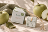 MelaTiro shampoo solido rinforzante 2 in 1 per l’autunno, con packaging, panetto e mele verdi