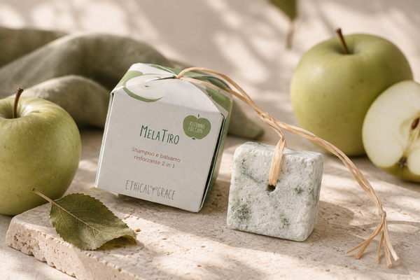 MelaTiro shampoo solido rinforzante 2 in 1 per l’autunno, con packaging, panetto e mele verdi