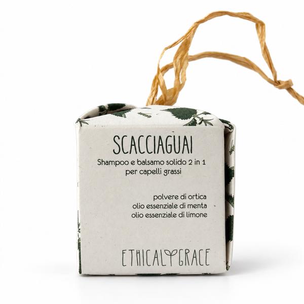 Confezione di Scacciaguai, shampoo e balsamo solido 2 in 1 per capelli grassi, su sfondo bianco.